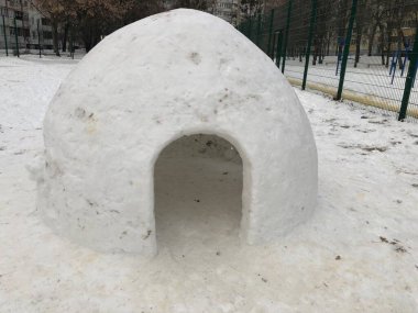 Kar ve buzdan Igloo evi.
