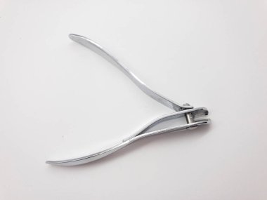 Tırnak makasları beyaz arka planda izole edilmiş. Metal tırnak makası.