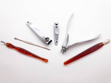 Manikür araçları beyaz arkaplanda izole edildi. Pedikür için bir takım aletler. Tırnak bakımı.