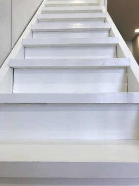 Evde beyaz merdivenler var. Büyük adımlar. İkinci kata merdiveni olan bir daire..