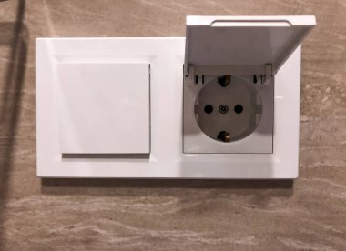 Banyo prizi. Suya karşı korumalı beyaz soket.