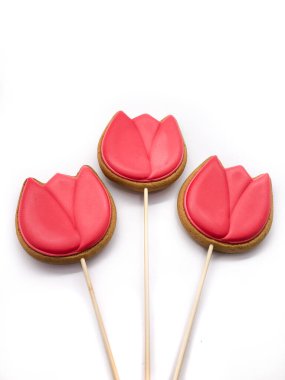 Beyaz arka planda izole edilmiş zencefilli kurabiye. Lale şeklinde zencefilli çörek. Dekoratif zencefilli ekmek. Yemek pişirme.