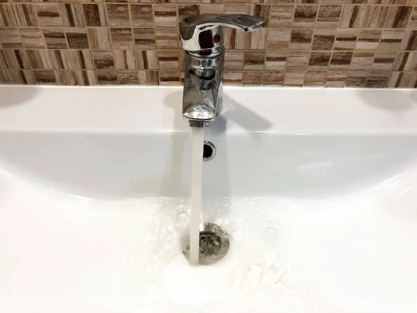 Rubinetto Con Acqua Rubinetto Del Bagno Impianto Idraulico Casa — Foto Stock