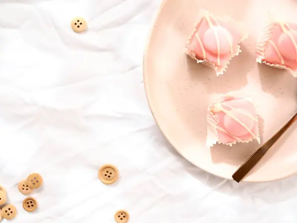 Flach Lag Foto Von Rosa Kuchen Und Knöpfe Auf Einem — Stockfoto