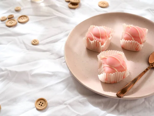 Rosafarbene Kuchen Auf Hellem Weißem Hintergrund — Stockfoto