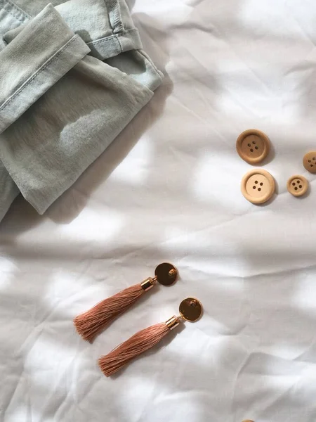 Pendientes Rosados Jeans Botones Madera Sobre Fondo Bastante Blanco — Foto de Stock