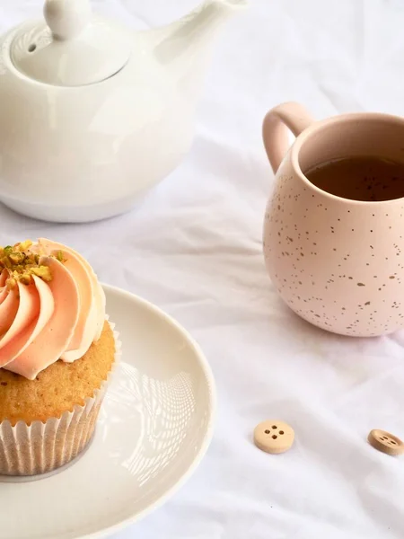 Ziemlich Rosa Cupcake Und Rosa Käfer Mit Weißer Teekanne Auf — Stockfoto