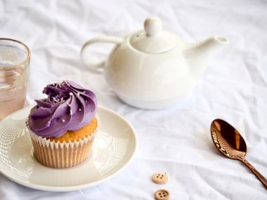 Mor kek, az şekilli, beyaz, parlak desenli arka planda.