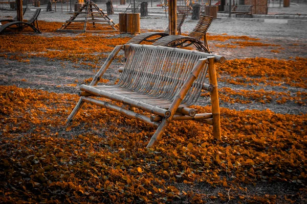 Parkta Özel Bambu Yapımı Koltuk ve Güzel Arkaplan Resmi