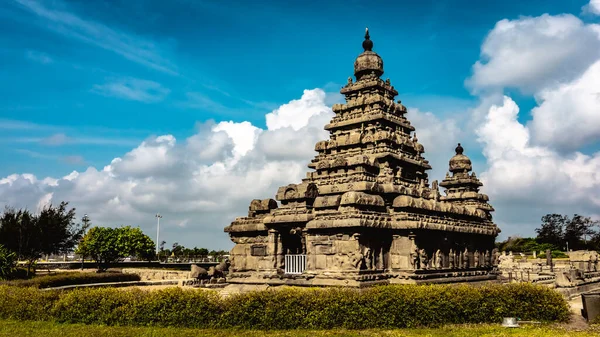 Pallavas tarafından inşa edilen kıyı tapınağı, Güney Hindistan 'ın Tamil Nadu kentindeki Mamallapuram veya Mahabalipuram' da bulunan UNESCO 'nun Dünya Mirası Alanıdır. Bu resim, Duvar kağıtları, Arkaplan, Dergi, Büyük Boyut Fotoğrafları, Ev Dekoratif Fotoğrafları ve Kitap Baskıları için en iyisidir.