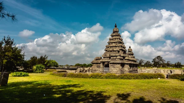 Pallavas tarafından inşa edilen kıyı tapınağı, Güney Hindistan 'ın Tamil Nadu kentindeki Mamallapuram veya Mahabalipuram' da bulunan UNESCO 'nun Dünya Mirası Alanıdır. Bu resim, Duvar kağıtları, Arkaplan, Dergi, Büyük Boyut Fotoğrafları, Ev Dekoratif Fotoğrafları ve Kitap Baskıları için en iyisidir.