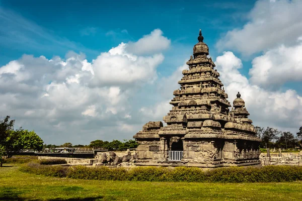 Pallavas tarafından inşa edilen kıyı tapınağı, Güney Hindistan 'ın Tamil Nadu kentindeki Mamallapuram veya Mahabalipuram' da bulunan UNESCO 'nun Dünya Mirası Alanıdır. Bu resim, Duvar kağıtları, Arkaplan, Dergi, Büyük Boyut Fotoğrafları, Ev Dekoratif Fotoğrafları ve Kitap Baskıları için en iyisidir.