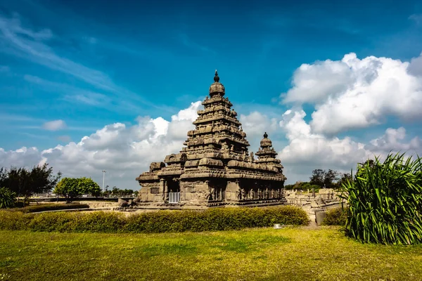 Pallavas tarafından inşa edilen kıyı tapınağı, Güney Hindistan 'ın Tamil Nadu kentindeki Mamallapuram veya Mahabalipuram' da bulunan UNESCO 'nun Dünya Mirası Alanıdır. Bu resim, Duvar kağıtları, Arkaplan, Dergi, Büyük Boyut Fotoğrafları, Ev Dekoratif Fotoğrafları ve Kitap Baskıları için en iyisidir.