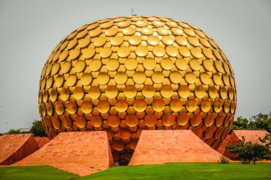 Auroville, Güney Hindistan 'ın Puducherry şehrinde insanların barış ve ilerici bir uyum içinde yaşayabilmeleri için kurulmuş evrensel bir şehirdir.