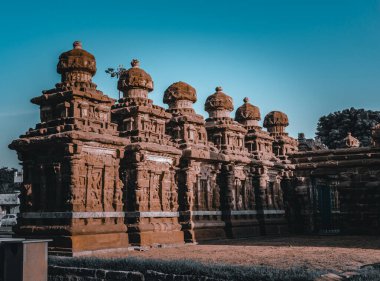Güzel Pallava mimarisi ve Kanchipuram Kailasanathar tapınağındaki seçkin heykeller, Kanchipuram 'daki en eski Hindu tapınağı, Tamil Nadu - Güney Hindistan' daki en iyi arkeolojik alanlardan biri. Bu Görüntü Duvar Kağıdı ve Dergi İçin En İyisidir