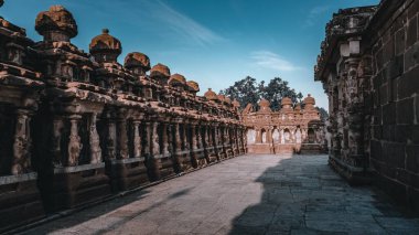 Güzel Pallava mimarisi ve Kanchipuram Kailasanathar tapınağındaki seçkin heykeller, Kanchipuram 'daki en eski Hindu tapınağı, Tamil Nadu - Güney Hindistan' daki en iyi arkeolojik alanlardan biri. Bu Görüntü Duvar Kağıdı ve Dergi İçin En İyisidir