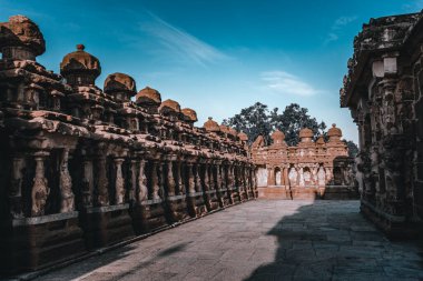 Güzel Pallava mimarisi ve Kanchipuram Kailasanathar tapınağındaki seçkin heykeller, Kanchipuram 'daki en eski Hindu tapınağı, Tamil Nadu - Güney Hindistan' daki en iyi arkeolojik alanlardan biri. Bu Görüntü Duvar Kağıdı ve Dergi İçin En İyisidir