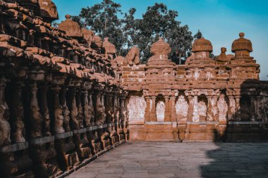 Güzel Pallava mimarisi ve Kanchipuram Kailasanathar tapınağındaki seçkin heykeller, Kanchipuram 'daki en eski Hindu tapınağı, Tamil Nadu - Güney Hindistan' daki en iyi arkeolojik alanlardan biri. Bu Görüntü Duvar Kağıdı ve Dergi İçin En İyisidir