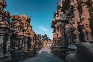 Güzel Pallava mimarisi ve Kanchipuram Kailasanathar tapınağındaki seçkin heykeller, Kanchipuram 'daki en eski Hindu tapınağı, Tamil Nadu - Güney Hindistan' daki en iyi arkeolojik alanlardan biri. Bu Görüntü Duvar Kağıdı ve Dergi İçin En İyisidir