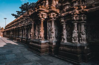 Güzel Pallava mimarisi ve Kanchipuram Kailasanathar tapınağındaki seçkin heykeller, Kanchipuram 'daki en eski Hindu tapınağı, Tamil Nadu - Güney Hindistan' daki en iyi arkeolojik alanlardan biri. Bu Görüntü Duvar Kağıdı ve Dergi İçin En İyisidir