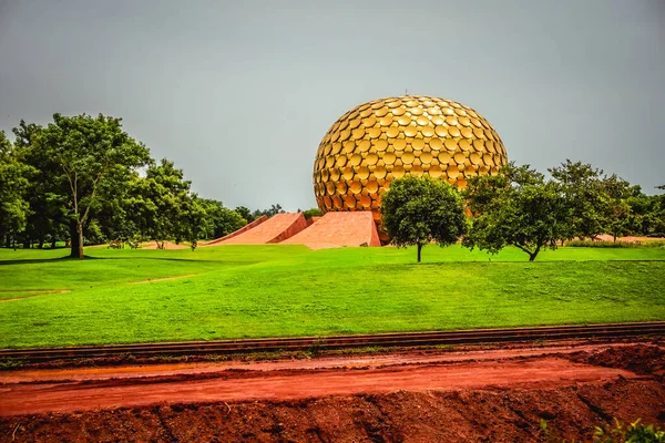 Auroville, Güney Hindistan 'ın Puducherry şehrinde insanların barış ve ilerici bir uyum içinde yaşayabilmeleri için kurulmuş evrensel bir şehirdir.