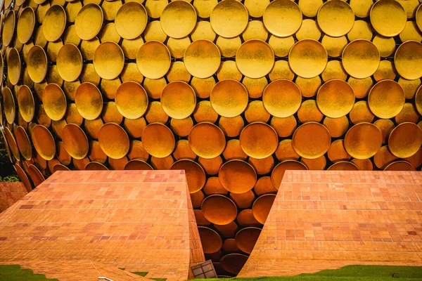 Auroville, Güney Hindistan 'ın Puducherry şehrinde insanların barış ve ilerici bir uyum içinde yaşayabilmeleri için kurulmuş evrensel bir şehirdir.