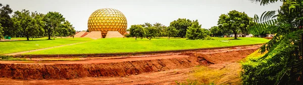 Auroville 'in panoramik görüşü, Güney Hindistan' ın Puducherry şehrinde, insanların tüm inançların üzerinde barış ve ilerici bir uyum içinde yaşayabilecekleri bir birlik idealine adanmış evrensel bir şehirdir.