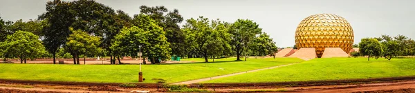 Auroville 'in panoramik görüşü, Güney Hindistan' ın Puducherry şehrinde, insanların tüm inançların üzerinde barış ve ilerici bir uyum içinde yaşayabilecekleri bir birlik idealine adanmış evrensel bir şehirdir.
