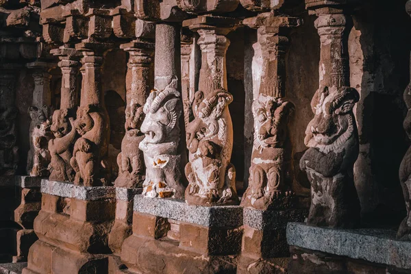 Güzel Pallava mimarisi ve Kanchipuram Kailasanathar tapınağındaki seçkin heykeller, Kanchipuram 'daki en eski Hindu tapınağı, Tamil Nadu - Güney Hindistan' daki en iyi arkeolojik alanlardan biri. Bu Görüntü Duvar Kağıdı ve Dergi İçin En İyisidir
