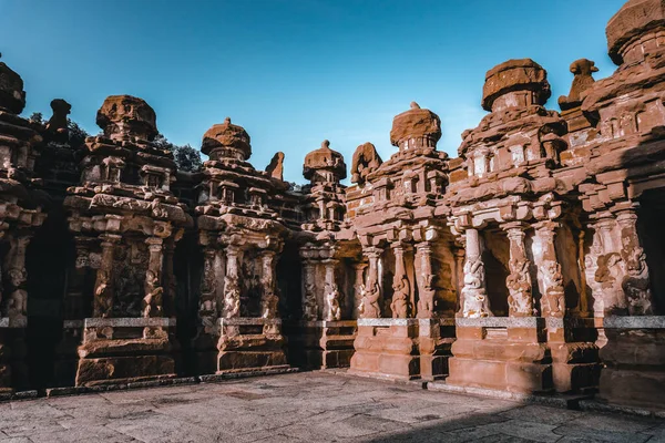 Güzel Pallava mimarisi ve Kanchipuram Kailasanathar tapınağındaki seçkin heykeller, Kanchipuram 'daki en eski Hindu tapınağı, Tamil Nadu - Güney Hindistan' daki en iyi arkeolojik alanlardan biri. Bu Görüntü Duvar Kağıdı ve Dergi İçin En İyisidir
