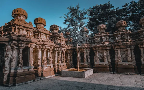 Güzel Pallava mimarisi ve Kanchipuram Kailasanathar tapınağındaki seçkin heykeller, Kanchipuram 'daki en eski Hindu tapınağı, Tamil Nadu - Güney Hindistan' daki en iyi arkeolojik alanlardan biri. Bu Görüntü Duvar Kağıdı ve Dergi İçin En İyisidir