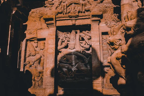 Güzel Pallava mimarisi ve Kanchipuram Kailasanathar tapınağındaki seçkin heykeller, Kanchipuram 'daki en eski Hindu tapınağı, Tamil Nadu - Güney Hindistan' daki en iyi arkeolojik alanlardan biri. Bu Görüntü Duvar Kağıdı ve Dergi İçin En İyisidir