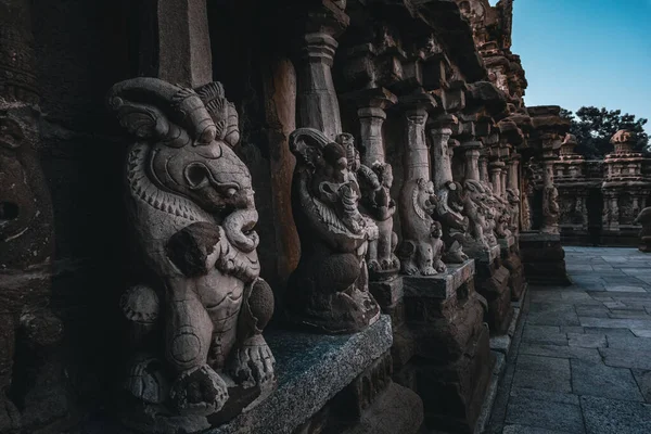 Güzel Pallava mimarisi ve Kanchipuram Kailasanathar tapınağındaki seçkin heykeller, Kanchipuram 'daki en eski Hindu tapınağı, Tamil Nadu - Güney Hindistan' daki en iyi arkeolojik alanlardan biri. Bu Görüntü Duvar Kağıdı ve Dergi İçin En İyisidir