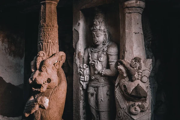 Güzel Pallava mimarisi ve Kanchipuram Kailasanathar tapınağındaki seçkin heykeller, Kanchipuram 'daki en eski Hindu tapınağı, Tamil Nadu - Güney Hindistan' daki en iyi arkeolojik alanlardan biri. Bu Görüntü Duvar Kağıdı ve Dergi İçin En İyisidir