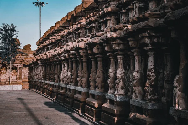 Güzel Pallava mimarisi ve Kanchipuram Kailasanathar tapınağındaki seçkin heykeller, Kanchipuram 'daki en eski Hindu tapınağı, Tamil Nadu - Güney Hindistan' daki en iyi arkeolojik alanlardan biri. Bu Görüntü Duvar Kağıdı ve Dergi İçin En İyisidir