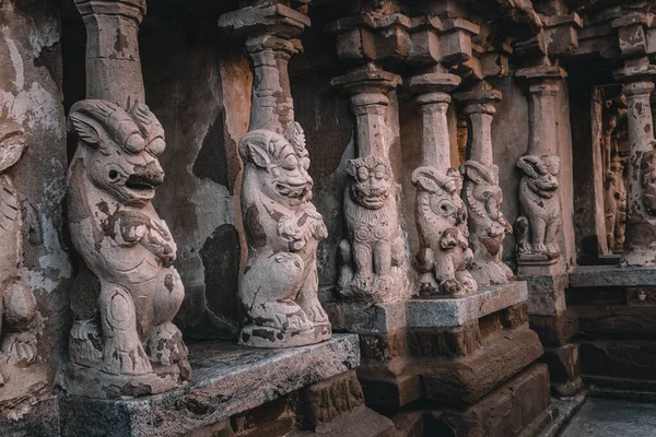 Güzel Pallava mimarisi ve Kanchipuram Kailasanathar tapınağındaki seçkin heykeller, Kanchipuram 'daki en eski Hindu tapınağı, Tamil Nadu - Güney Hindistan' daki en iyi arkeolojik alanlardan biri. Bu Görüntü Duvar Kağıdı ve Dergi İçin En İyisidir