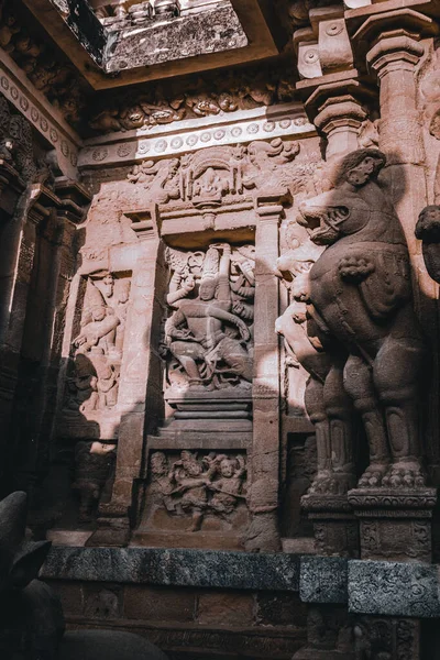 Güzel Pallava mimarisi ve Kanchipuram Kailasanathar tapınağındaki seçkin heykeller, Kanchipuram 'daki en eski Hindu tapınağı, Tamil Nadu - Güney Hindistan' daki en iyi arkeolojik alanlardan biri. Bu Görüntü Duvar Kağıdı ve Dergi İçin En İyisidir