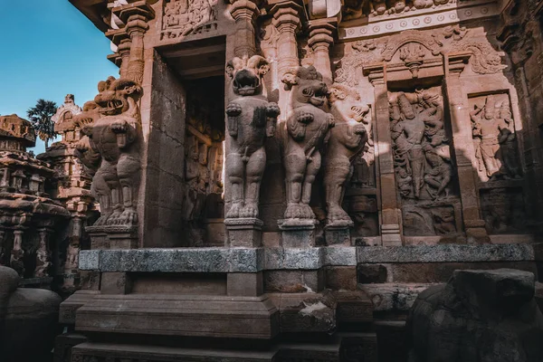 Güzel Pallava mimarisi ve Kanchipuram Kailasanathar tapınağındaki seçkin heykeller, Kanchipuram 'daki en eski Hindu tapınağı, Tamil Nadu - Güney Hindistan' daki en iyi arkeolojik alanlardan biri. Bu Görüntü Duvar Kağıdı ve Dergi İçin En İyisidir