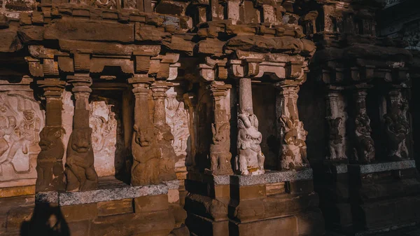 Güzel Pallava mimarisi ve Kanchipuram Kailasanathar tapınağındaki seçkin heykeller, Kanchipuram 'daki en eski Hindu tapınağı, Tamil Nadu - Güney Hindistan' daki en iyi arkeolojik alanlardan biri. Bu Görüntü Duvar Kağıdı ve Dergi İçin En İyisidir