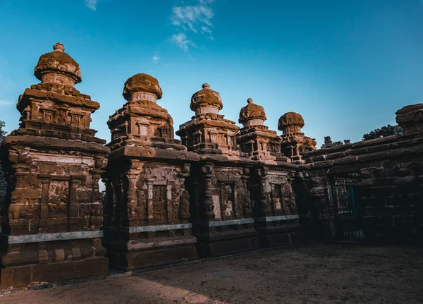 Güzel Pallava mimarisi ve Kanchipuram Kailasanathar tapınağındaki seçkin heykeller, Kanchipuram 'daki en eski Hindu tapınağı, Tamil Nadu - Güney Hindistan' daki en iyi arkeolojik alanlardan biri. Bu Görüntü Duvar Kağıdı ve Dergi İçin En İyisidir