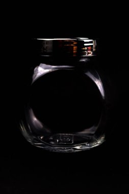 Siyah arka planda, HD boyutunda eşsiz zarif bir şişe.