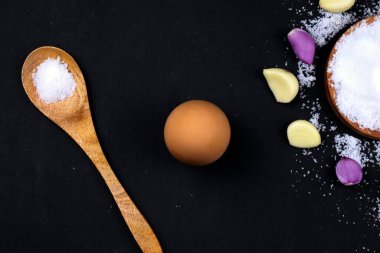 Düz soğan yumurtası tuzu ve klasik ahşap kaşık malzemeleri.