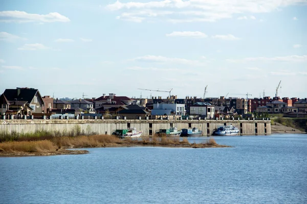 Häuser Ufer Einer Künstlichen Bucht Mit Flussbooten Von Geringer Kapazität — Stockfoto