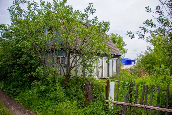 Çatısı olan eski ahşap kır evi. — Stok fotoğraf