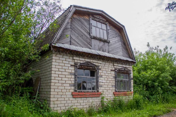 Kırık camlı terk edilmiş tuğla ev, — Stok fotoğraf