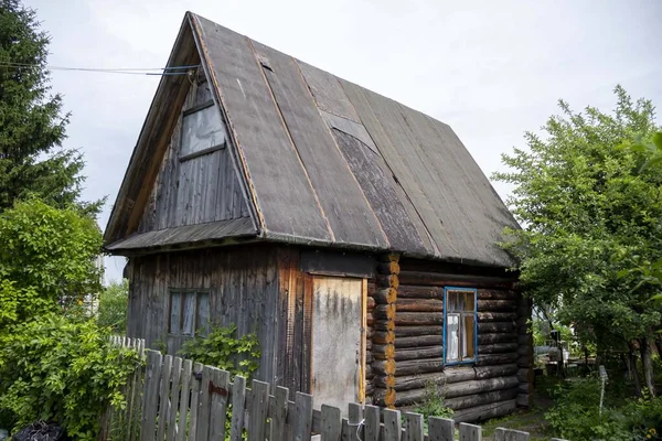 Karanlık odunlardan eski ahşap bir ev. — Stok fotoğraf