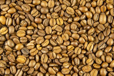 Kahve çekirdeği deseni, yakın plan tahıl, kahverengi arka plan. Kahve kokusu.