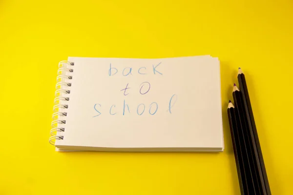 Scuola, blocco note con l'iscrizione torna a scuola — Foto Stock