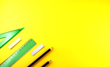 Okul malzemeleri, kırtasiye malzemeleri, cetvel takımı, yakın çekim. Okula dönüyorum. Boşluğu kopyala,