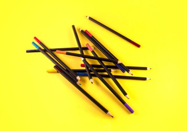Renkli kalemler, sarı arkaplanda, düzlüğü kopyala